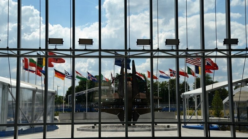 РФ и НАТО закрывают свои представительства в Москве и Брюсселе