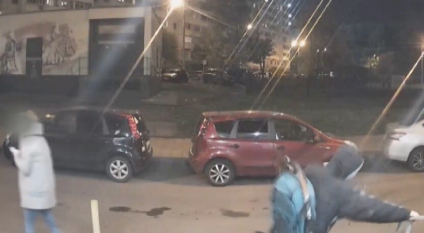 Россиянин пытался уйти от ответственности верхом на детской коляске и попал на видео