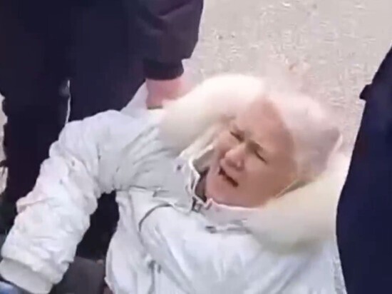 "Уберите от нее руки!":  жесткое задержание непривитой пенсионерки в Башкирии попало на видео