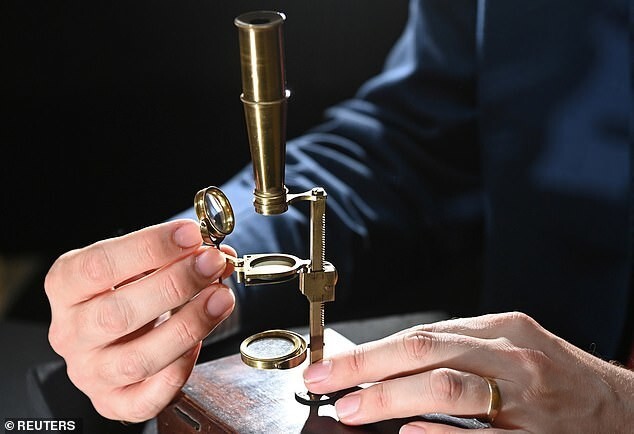 Микроскоп Чарльза Дарвина уйдет с молотка