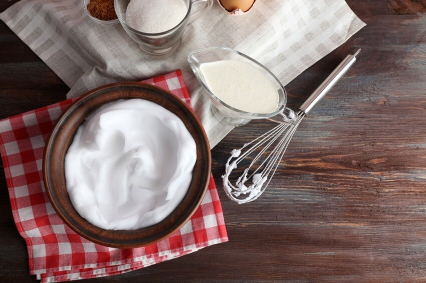 Причины, по которым не получается взбить яичные белки с сахаром в густую плотную пену