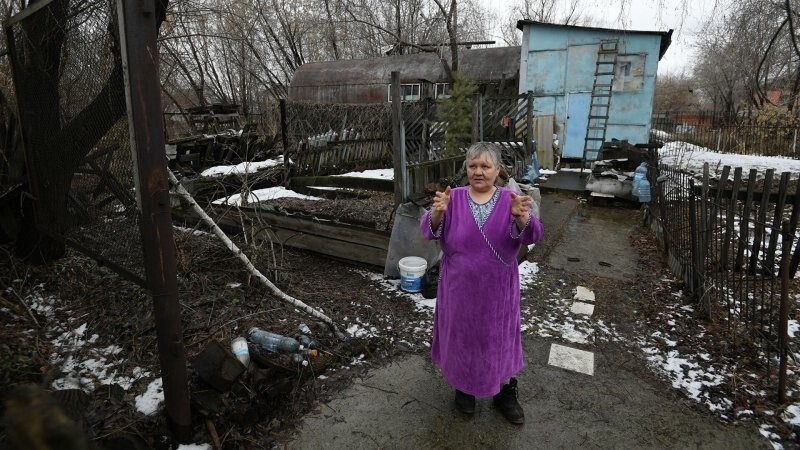 Администрация Омска предложила пенсионерке переехать из бочки, а блогеры решили купить ей квартиру