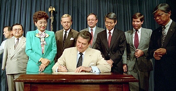В 1988 году президент США Рейган подписал Закон о гражданских свободах, который предоставил компенсацию в размере 20 тыс долларов каждому американцу японского происхождения (и их детям), отправленному в лагеря для интернированных