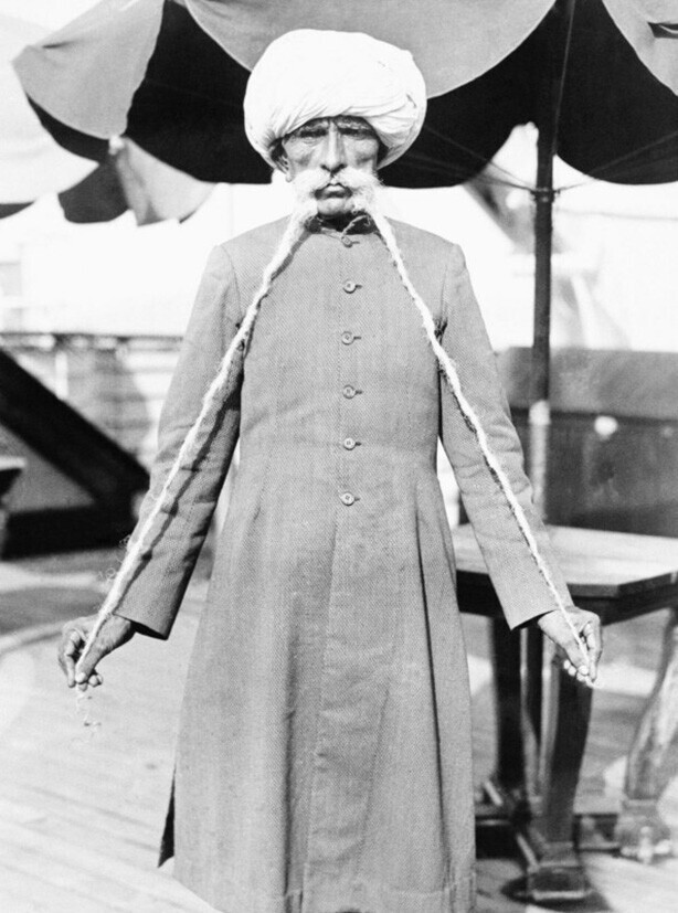 Десау Арджан Дангар обладатель самых длинных усов в мире - 198 см. 1933 год