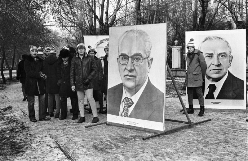 Первомайские портретоносцы. Фото Владимир Воробьев, 1 мая 1982 года, г. Новокузнецк