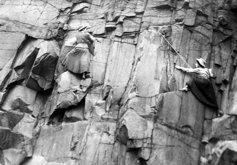 Члены Шотландского женского клуба скалолазания, забираются на скалу Солсбери-Крэгс в Эдинбурге. Шотландия, 1908 год