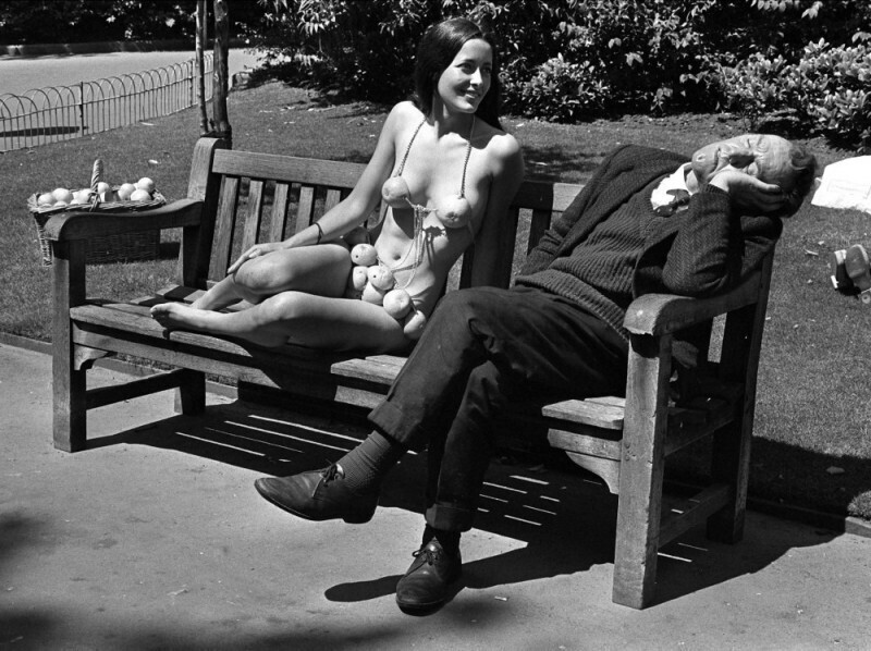 Модель в оригинальном бикини из апельсиновых корок и спящий мужчина на скамейке в лондонском парке, 1971 год