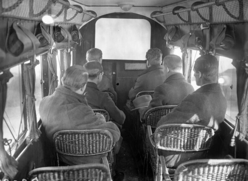 Пассажиры смотрят фильм в полете на рейсе авиакомпании Imperial Airways, 1925 год.