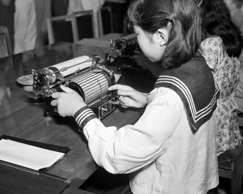 Печатная машинка с цилиндрическим барабаном, содержащим 1132 символа. Токио, Япония, 1949 год.
