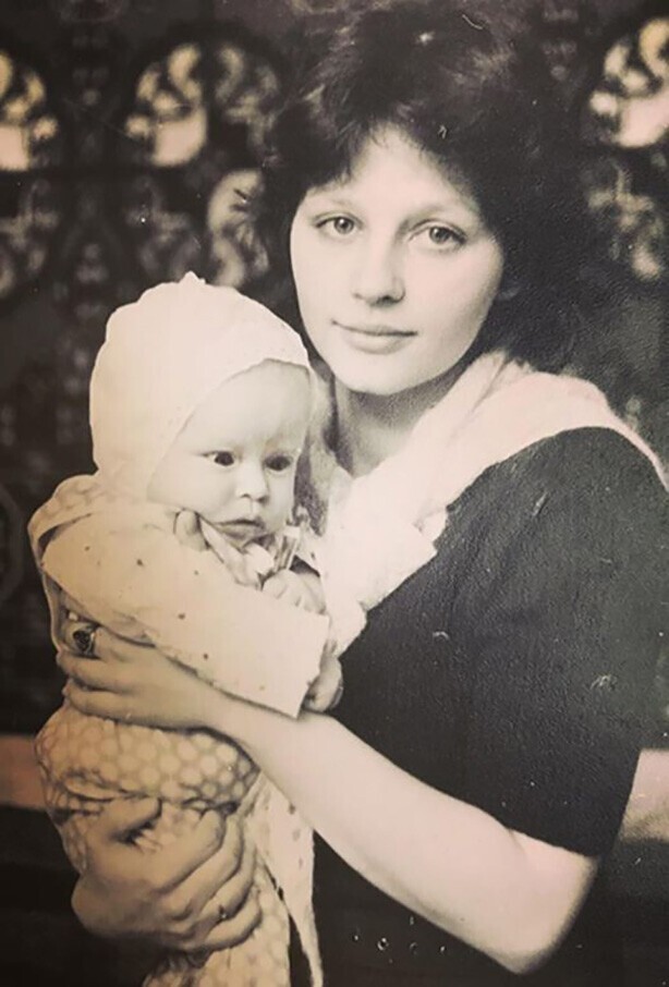 Космонавт и актриса Юлия Пересильд на руках у мамы