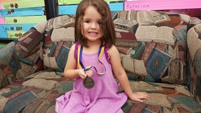 "Моя дочка заработала медаль за то, что еще до детского сада прочла 1000 книг. Я очень горжусь ее успехом"