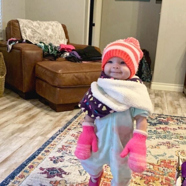 "Шестилетняя дочь мое подруги собрала свою младшую сестру на зимнюю прогулку. Малышке явно понравился костюм!"