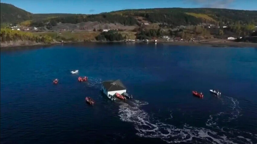 Авось не потонет: Супруги из Канады переправили столетний дом на лодках через залив