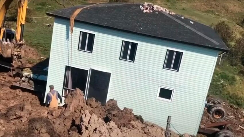 Авось не потонет: Супруги из Канады переправили столетний дом на лодках через залив