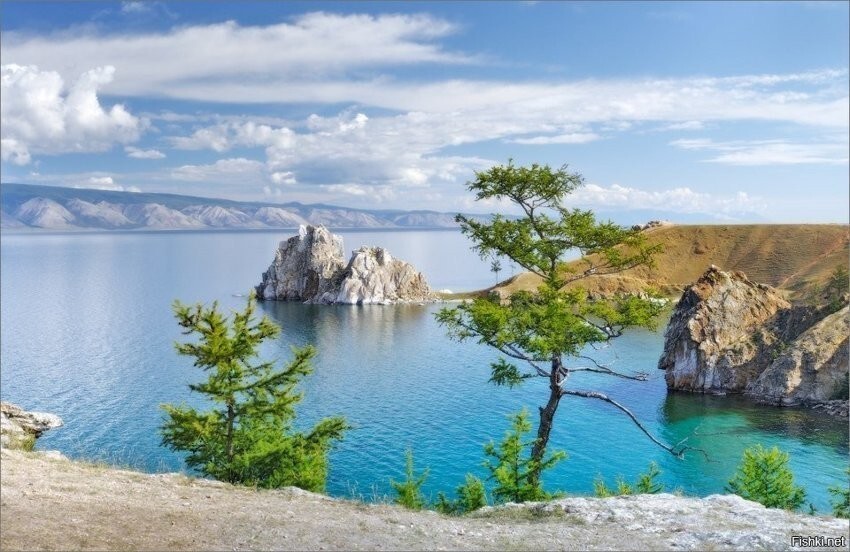 Байкал: Скала Шаманка (или мыс Бурхан) на острове Ольхон