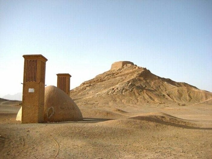 Кто придумал древний холодильник  и как охлаждали напитки в пустыне для султана