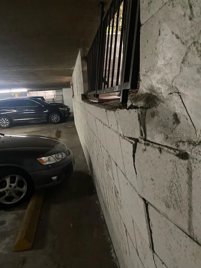 "Не знаю, как владельцы этого здания, а я стараюсь парковать свою машину подальше от его стен"
