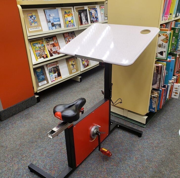На рабочем столе, в некоторых библиотеках, есть велосипедное сиденье и педали, чтобы вы могли заниматься спортом во время учебы
