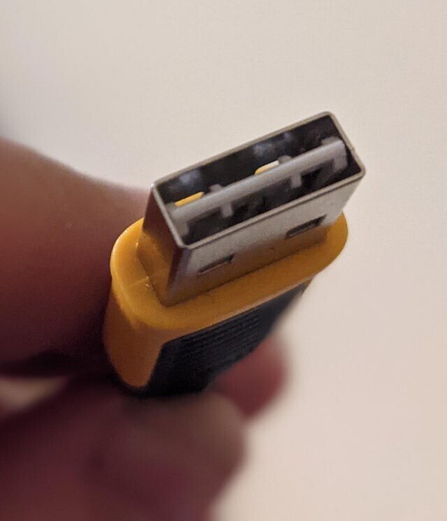 Эта розетка USB может перемещаться, чтобы вы могли подключить ее в любом положении