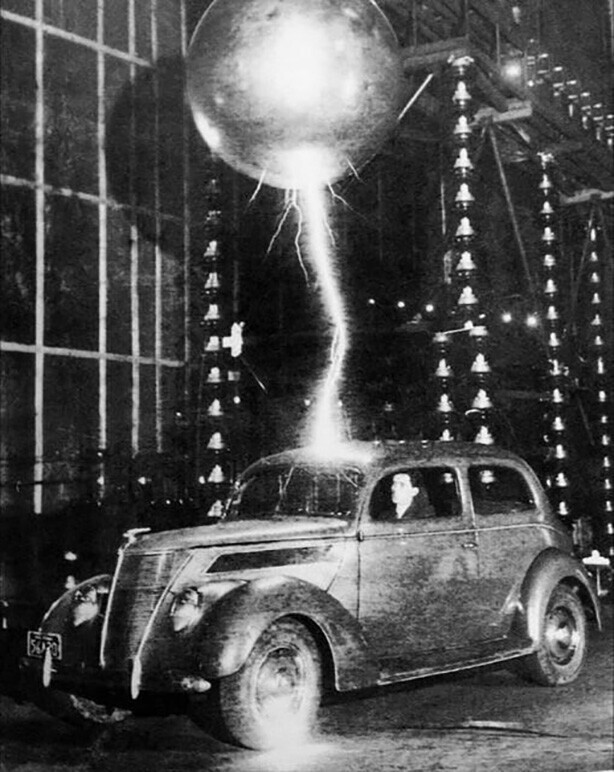Автомобиль тестируют на устойчивость к удару молнии, подавая разряд в 3 млн. вольт, 1942 год