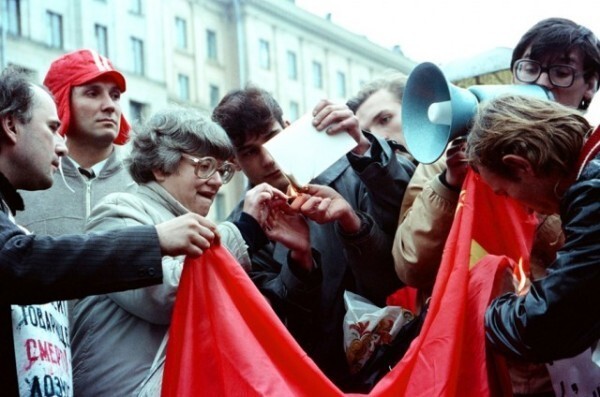 Владимир Иванов (в красной шапочке) и Валерия Новодворская в 1990 году на акции по сожжению флага СССР и советской Конституции: