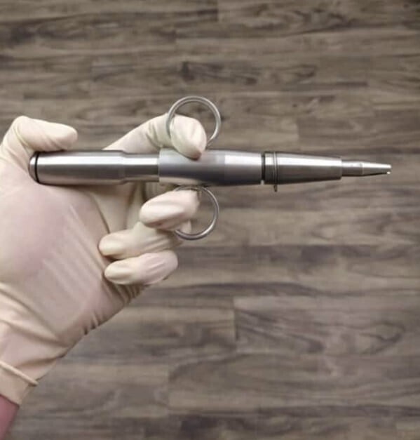Этот игольчатый инжектор - инструмент патологоанатома, он предназначен для зашивания рта покойникам