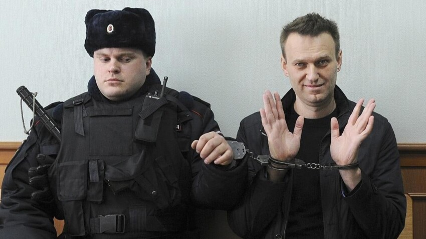 А Навальный свою премию Сахарова раздаст пенсионерам?