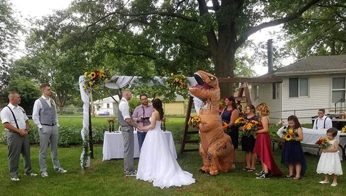 Невеста сказала сестре, чтобы приходила на свадьбу "в чем угодно", и та пришла в костюме тиранозавра