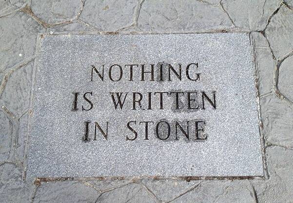 14. Надпись на камне гласит: "Ничто не высечено на камне" ("нет ничего, что нельзя изменить")