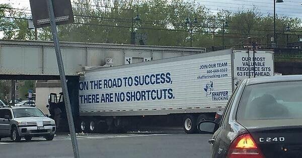 12. Надпись на грузовике: "К успеху нет легких и быстрых путей". Вот и у него не получилось срезать