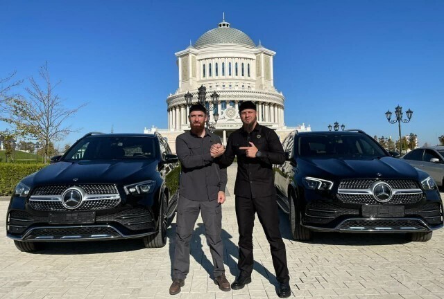 В Чечне подарили автомобили  обладателям краповых беретов