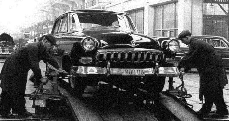 10.10.1956 с конвейера сошли первые три автомобиля модели ГАЗ-21 «Волга», созданной на базе американского Ford Mercury образцов 1952-1954 г.