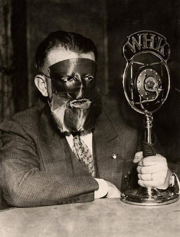 Американский юрист, желающий сохранить анонимность, зачитывает показания по расследованию дела о финансовых махинациях. Огайо, 1933 год.