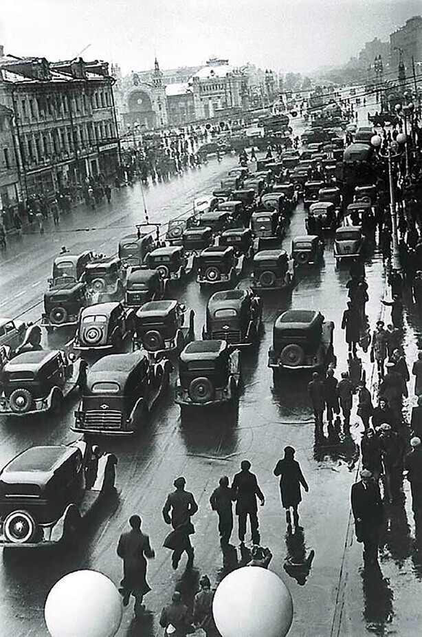 На этом снимке фотографа Ивана Шагина запечатлена автомобильная пробка на улице Горького 14 октября 1945 года - одна из первых столь серьезных в Москве.