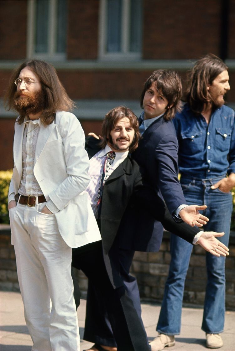 Участники группы The Beatles в ожидании перехода по «зебре» на Эбби-роуд
