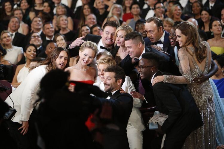 Звёзды во время знаменитого селфи с церемонии вручения премии «Оскар 2014», снятые с другого ракурса