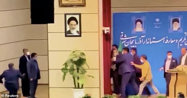 Иранский губернатор получил пощечину во время церемонии инаугурации