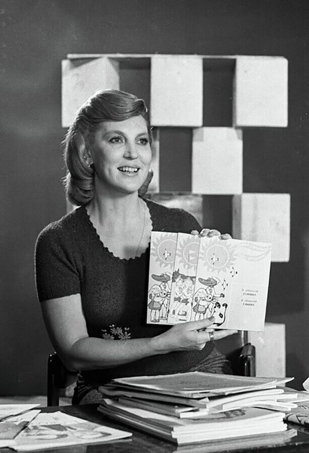 21 октября 1962 года в эфир ЦТ вышла передача "Музыкальный киоск" На снимке ведущая передачи музыковед и диктор телевидения Элеонора Беляева