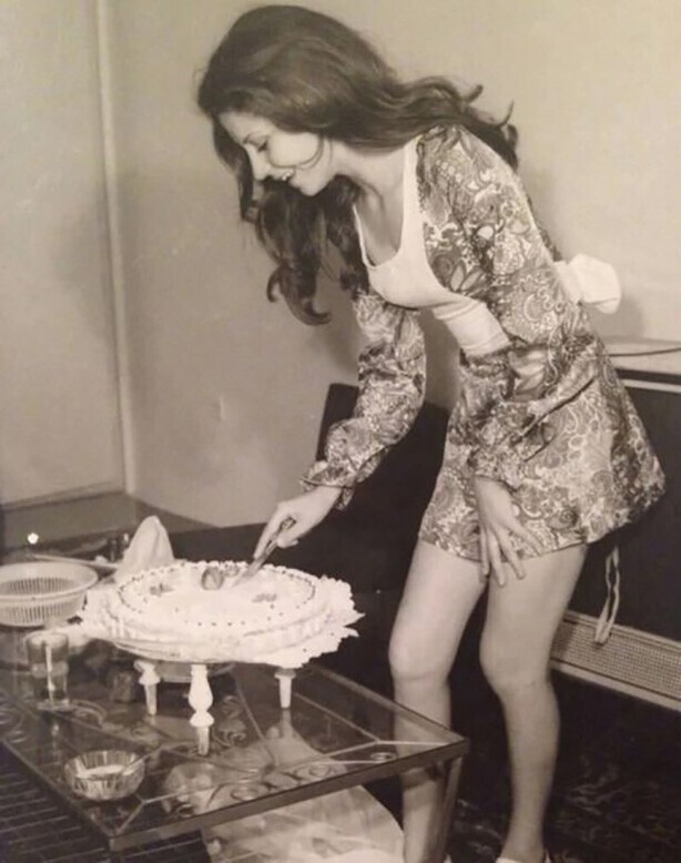 Женщина разрезает торт на день рождения в Иране, 1973 год, за 5 лет до исламской революции