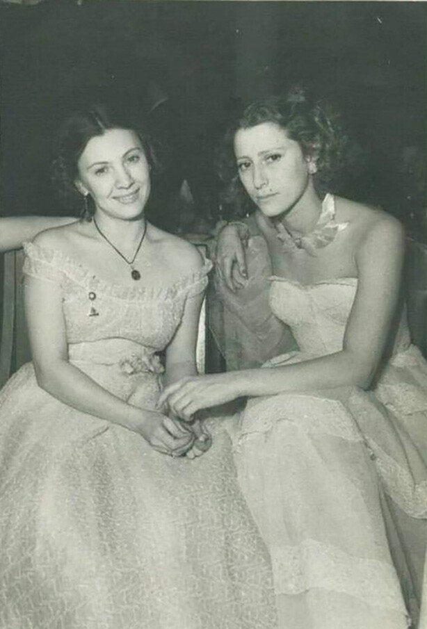 Раиса Стручкова со своей одноклассницей Майей Плисецкой на новогоднем вечере в ЦДРИ, 1951 год