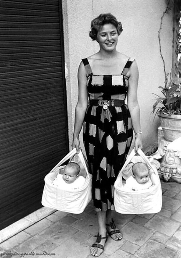 Ингрид Бергман позирует со своими дочерьми-близнецами Изоттой (она же Ингрид) и Изабеллой Росселлини в Риме. Италия. 1952 год