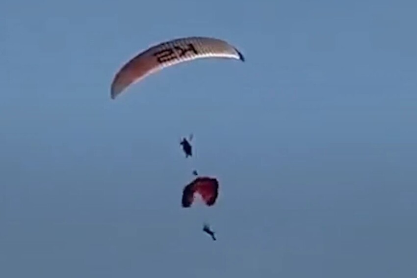 Двое парашютистов столкнулись в воздухе и упали в море