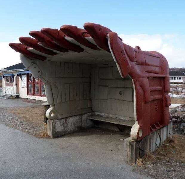Деревенская автобусная остановка сделана из старого экскаваторного ковша