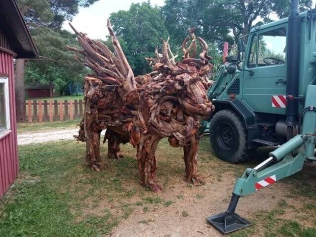 Скульптура из собранного в лесу сушняка в Эстонии
