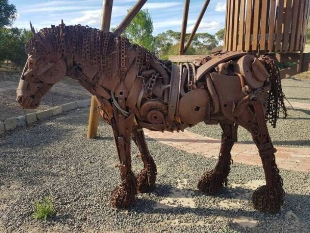 Скульптура клейдесдальской лошади авторства Джорджа Циммермана, сделанная из отслужившего свое фермерского оборудования