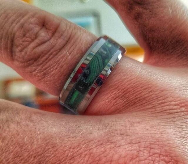 "Жена подарила мне это кольцо на нашу годовщину. Оно сделано из старых компьютерных чипов и светится в темноте"