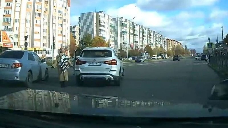 Курский «санитар» и автомобилистка на белом BMW