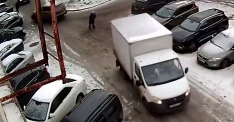 Водитель «ГАЗели», двигаясь задним ходом, сбил пенсионерку в Мурманской области