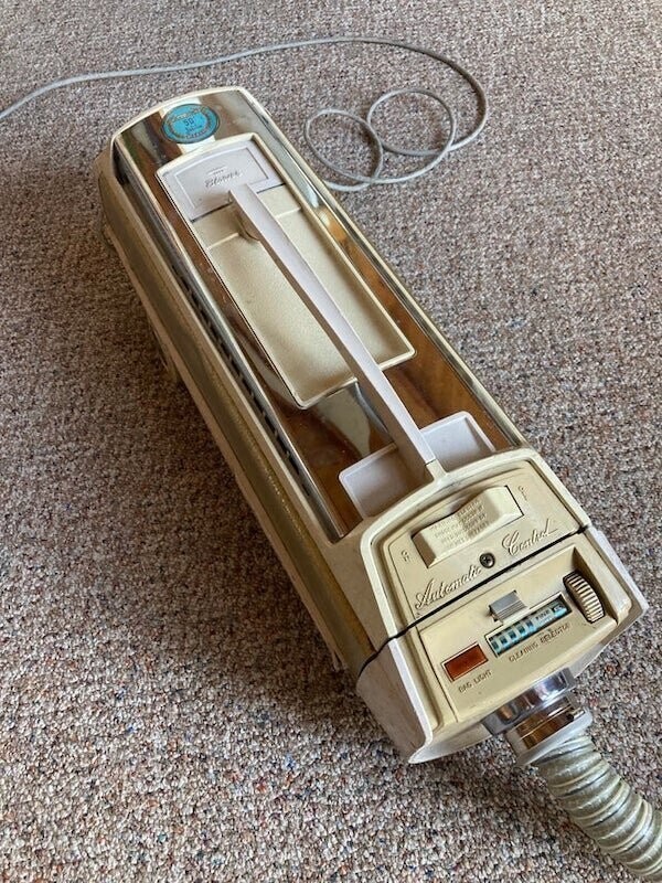 "Старый пылесос Electrolux 1969 года. Бабушка с дедушкой до сих пользуются им - и он отлично работает"