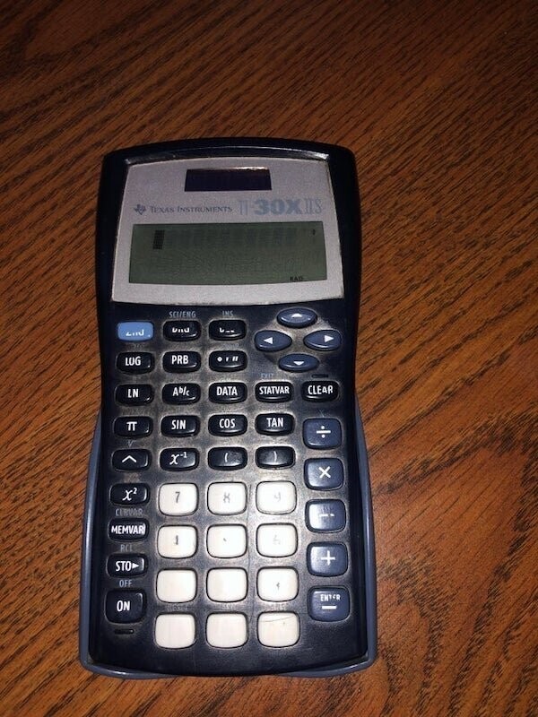 "Этот калькулятор мне подарили в шестом классе. Прошло 10 лет, и я до сих пор использую его на учебе в университете"